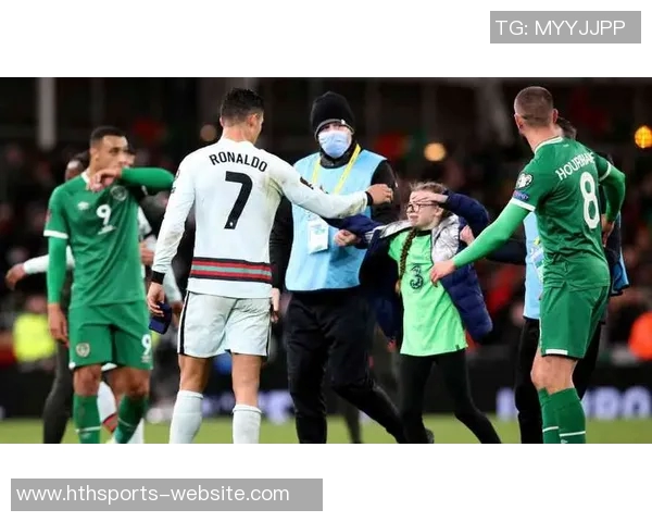 德约与C罗亲密互动造访网球中心互赠球衣与球拍